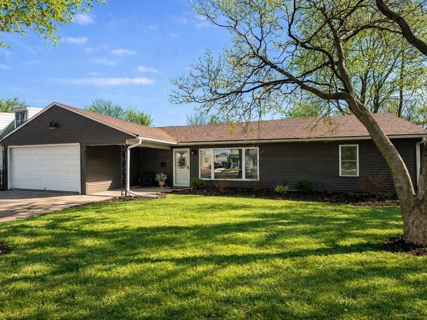 805 N Oakwood AVENUE, Oconomowoc, WI 53066