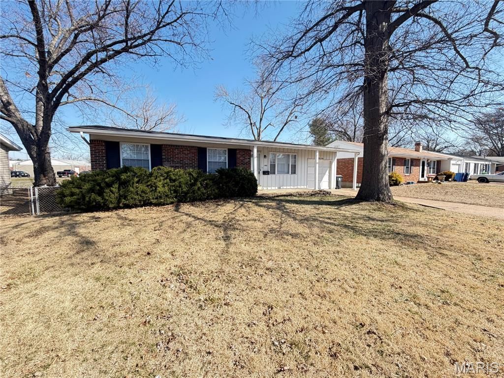 1560 Bluefield Drive, Florissant, MO 63033 Main Photo