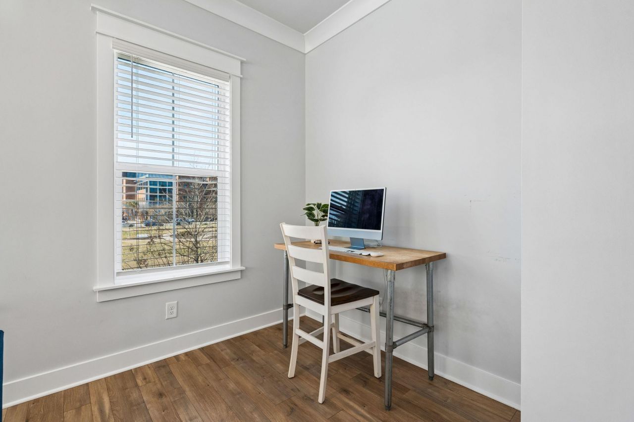 1570 Hancock Street Photo 10