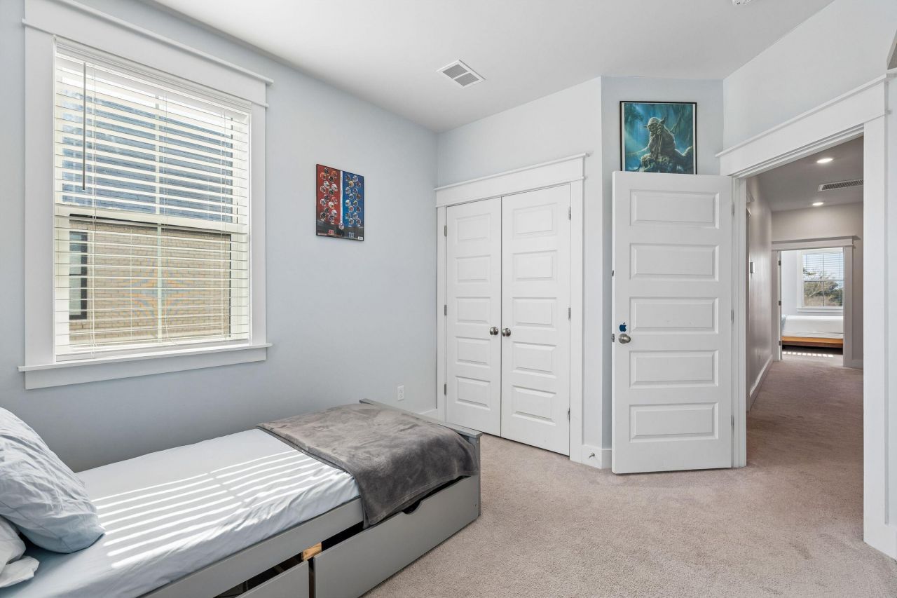 1570 Hancock Street Photo 36