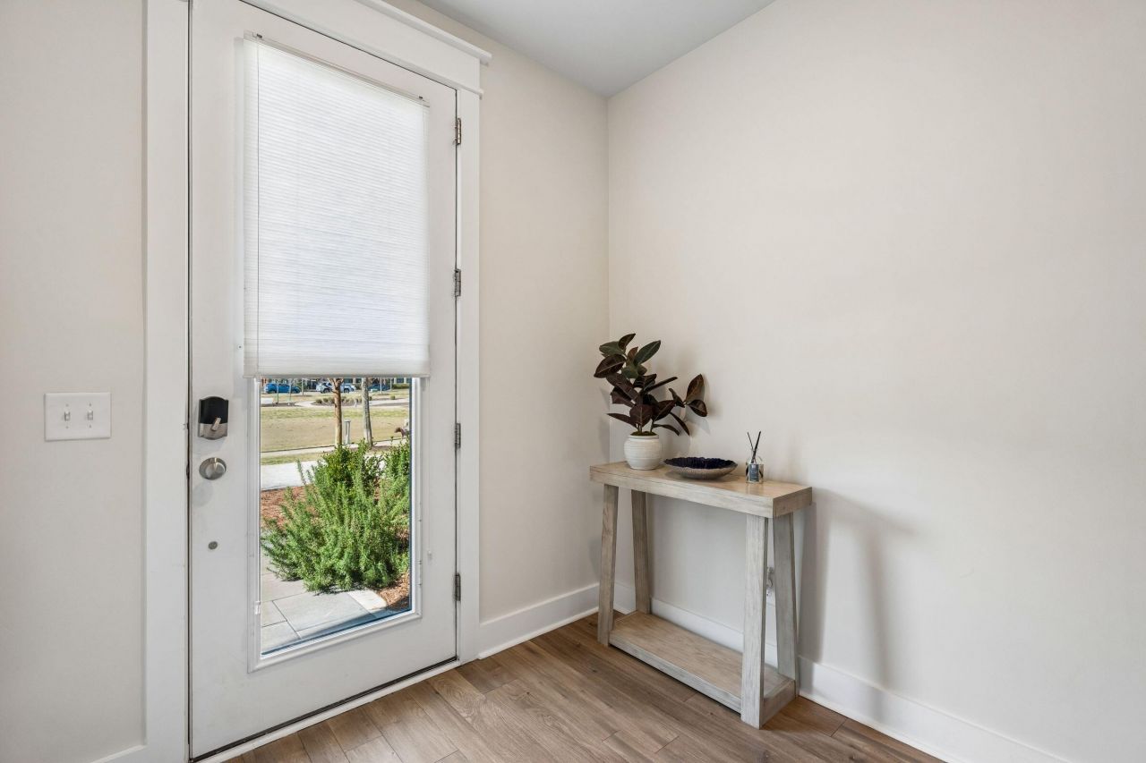 1570 Hancock Street Photo 6