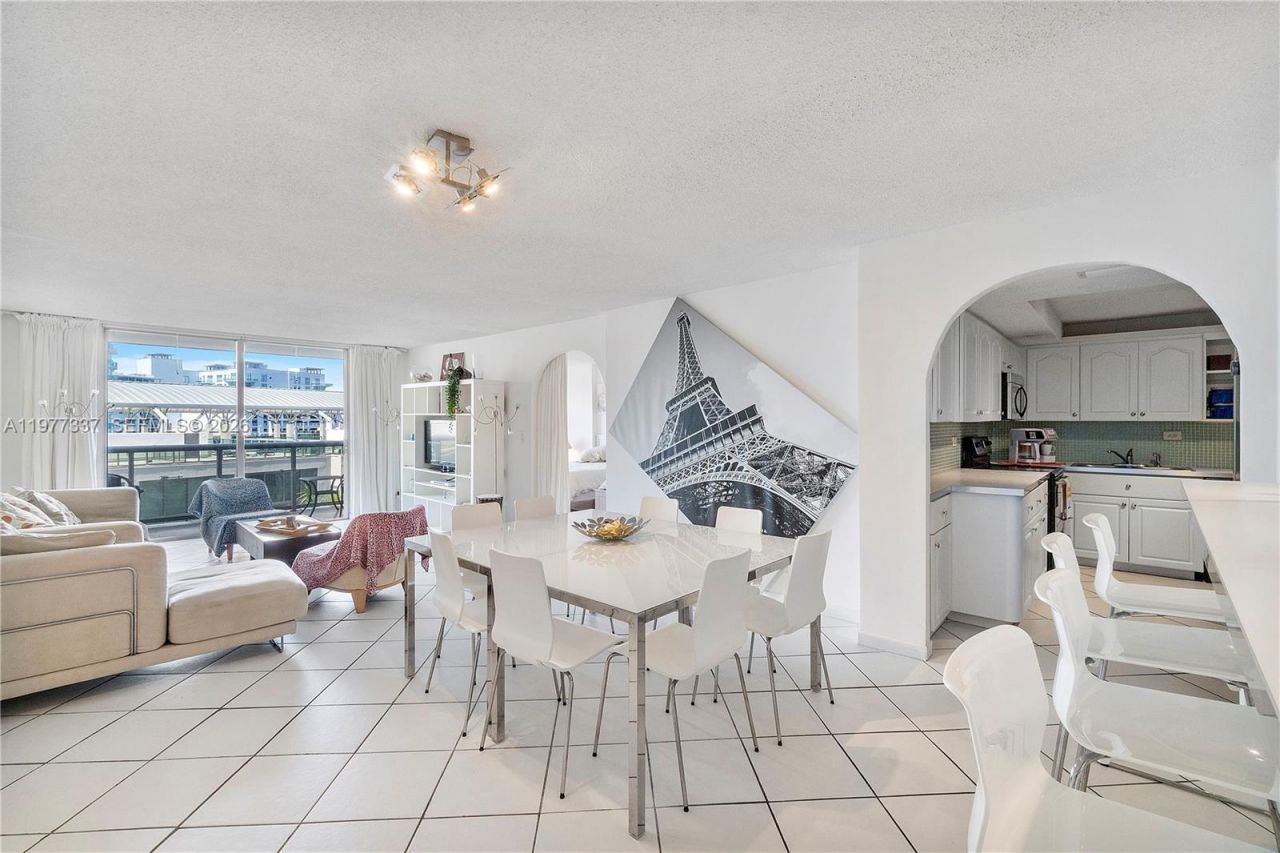 6039 Collins Ave , Unit 829, Miami Beach, FL 33140 Photo