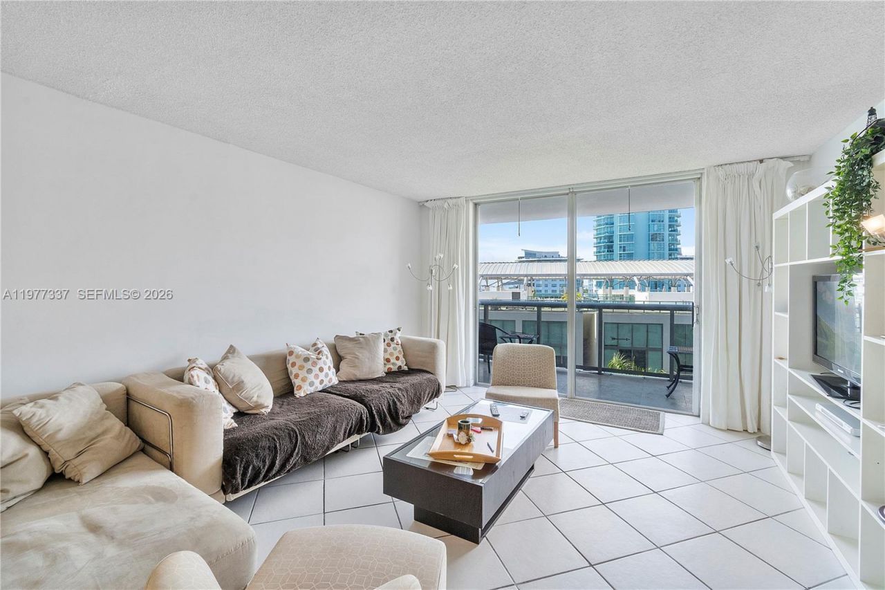 6039 Collins Ave , Unit 829, Miami Beach, FL 33140 Photo