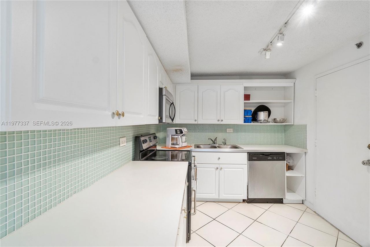 6039 Collins Ave, Unit 829, Miami Beach, FL 33140 Photo