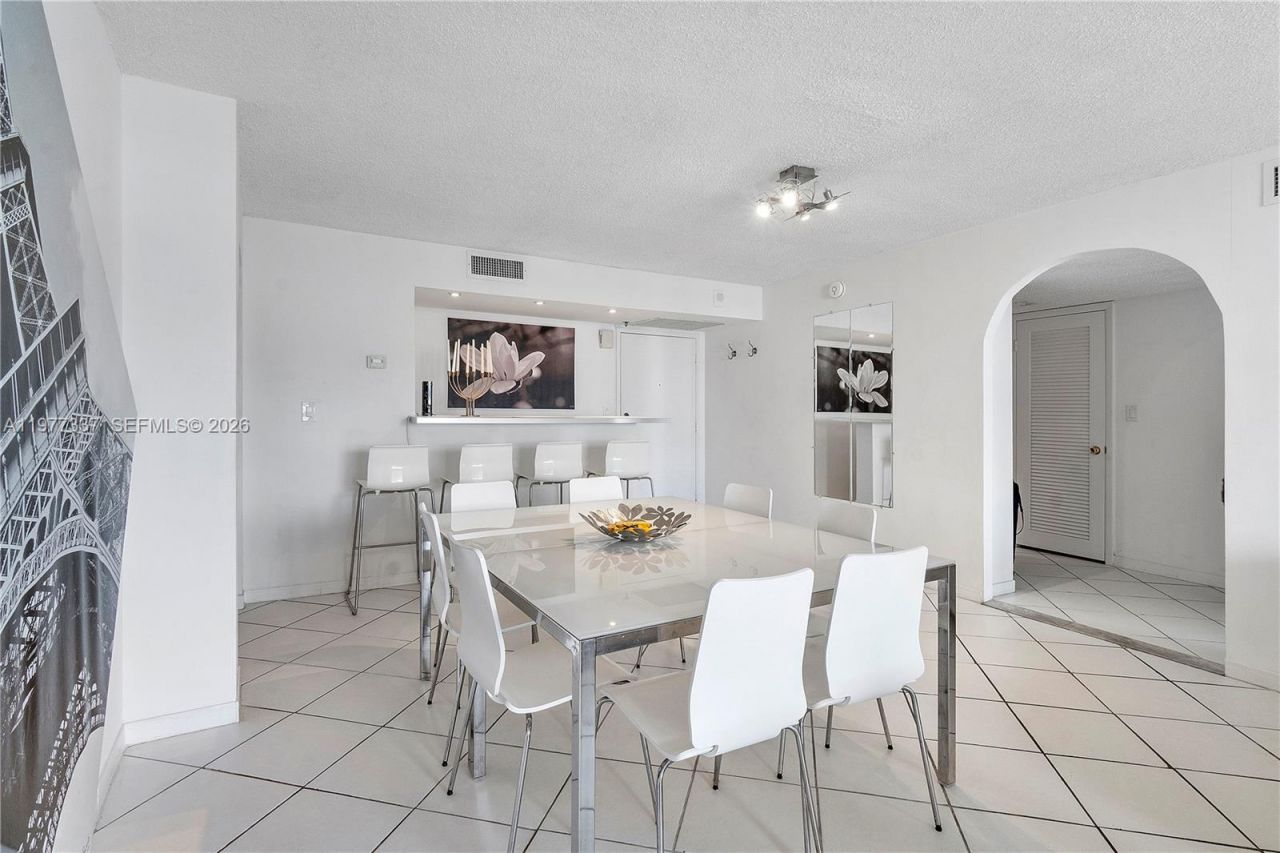6039 Collins Ave , Unit 829, Miami Beach, FL 33140 Photo