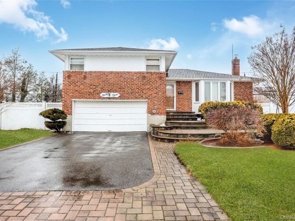 43 Maplewood Drive, Plainview, NY 11803