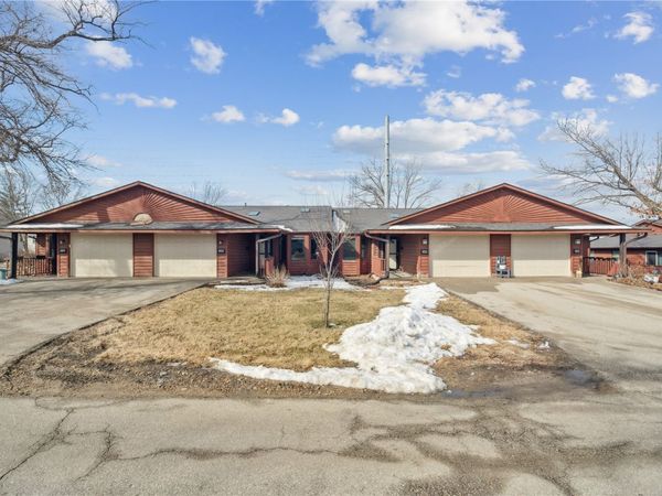 140 35th St Drive SE, Unit 1, Cedar Rapids, IA 52403