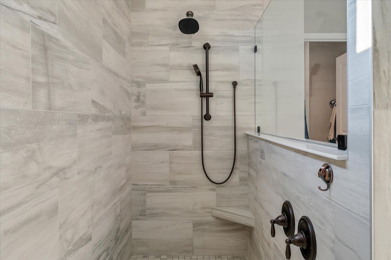 706 Spring Highlands Drive Photo 32