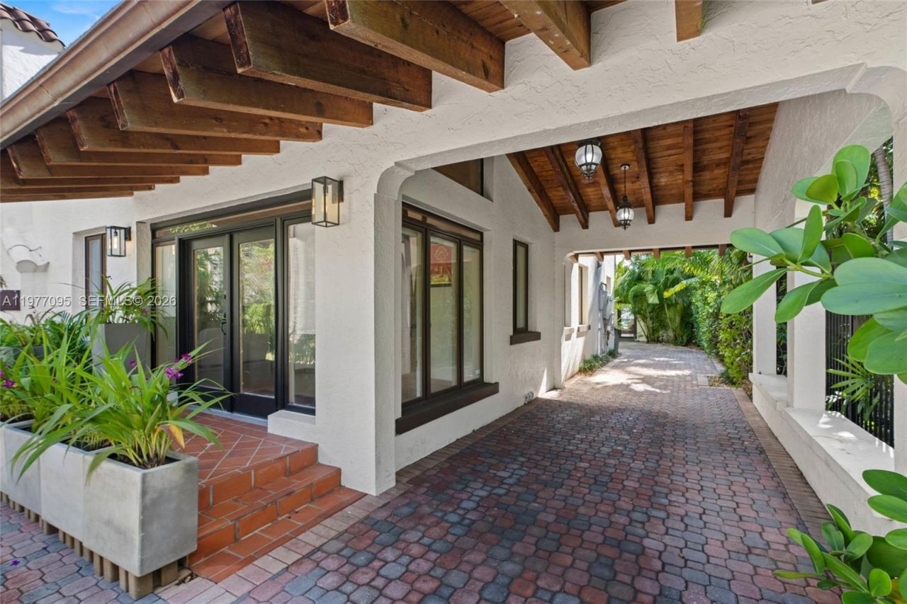 1028 NE 84th St , Miami, FL 33138 Photo