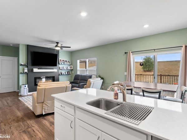 3230 Scanlon Farms Rd, Coralville, IA 52241