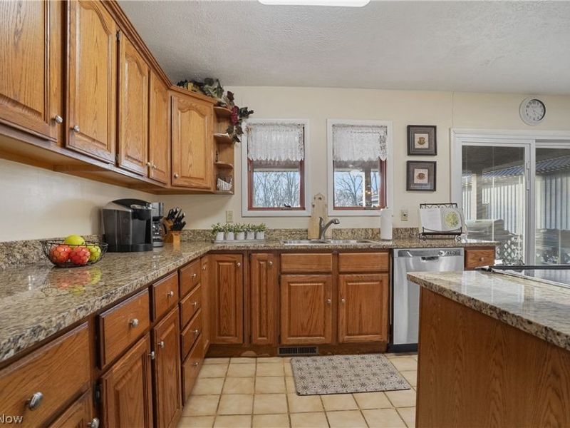 2282 Heston Drive, Lake Milton, OH 44429 Photo 11