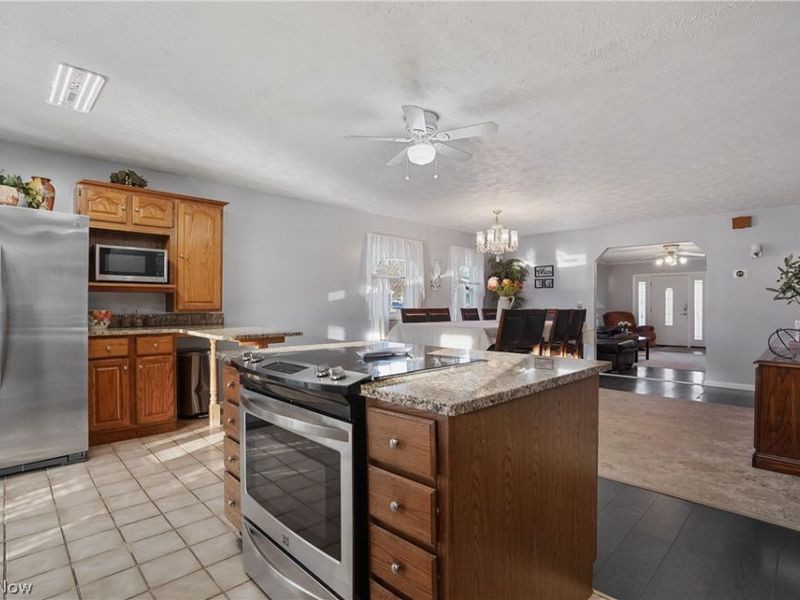 2282 Heston Drive, Lake Milton, OH 44429 Photo 12