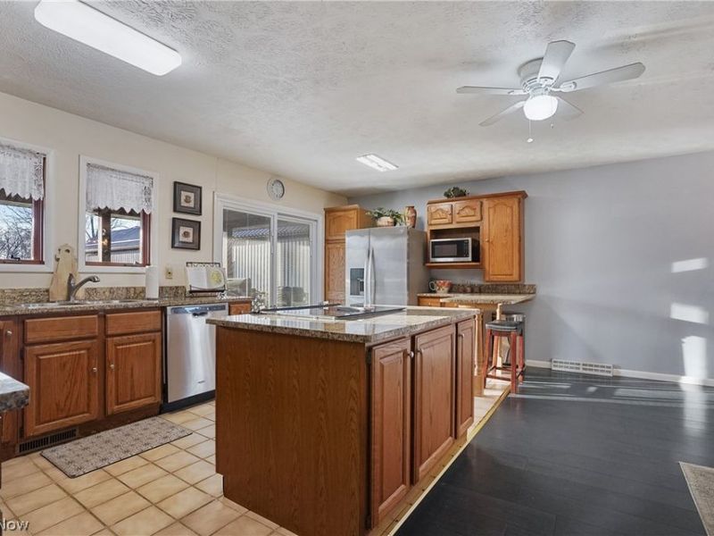 2282 Heston Drive, Lake Milton, OH 44429 Photo 14