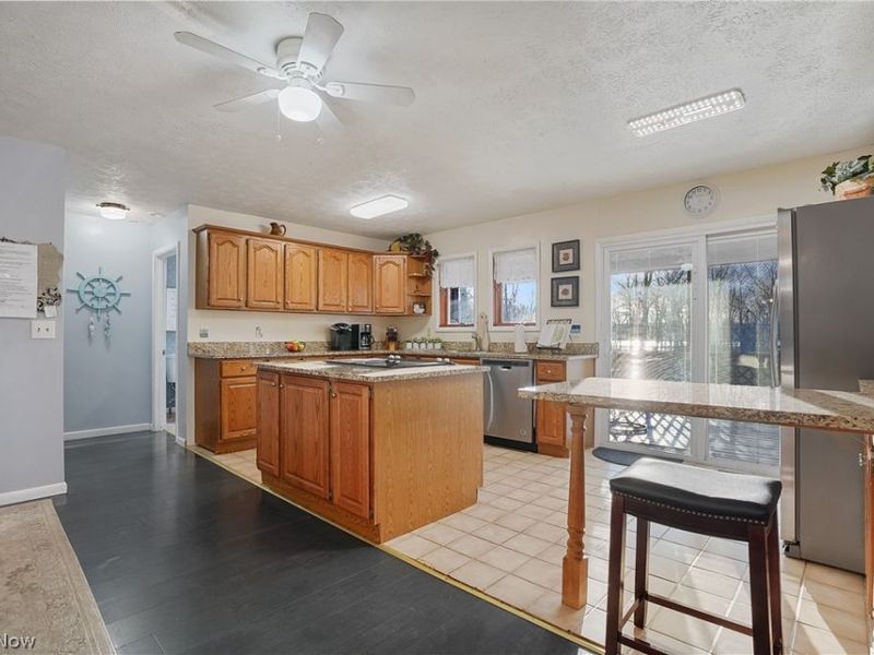 2282 Heston Drive, Lake Milton, OH 44429 Photo 9