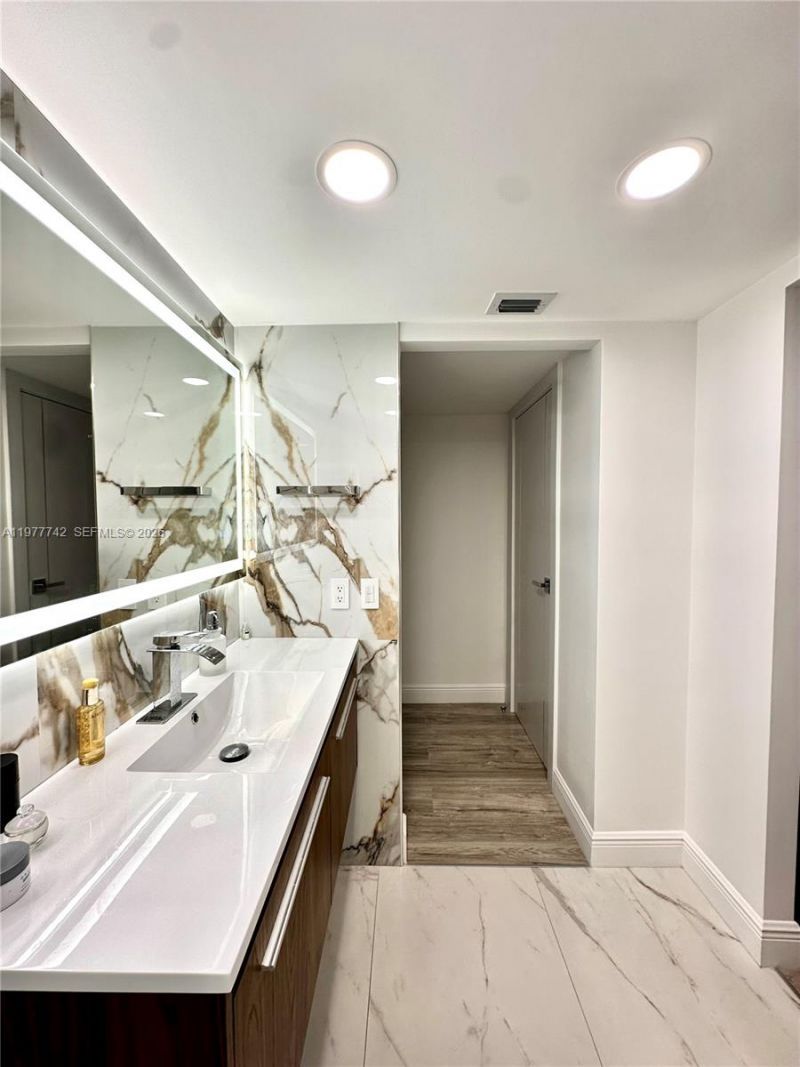 671 NE 195th St, Unit 205E, Miami, FL 33179 Photo