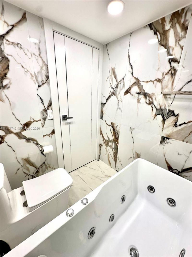 671 NE 195th St, Unit 205E, Miami, FL 33179 Photo