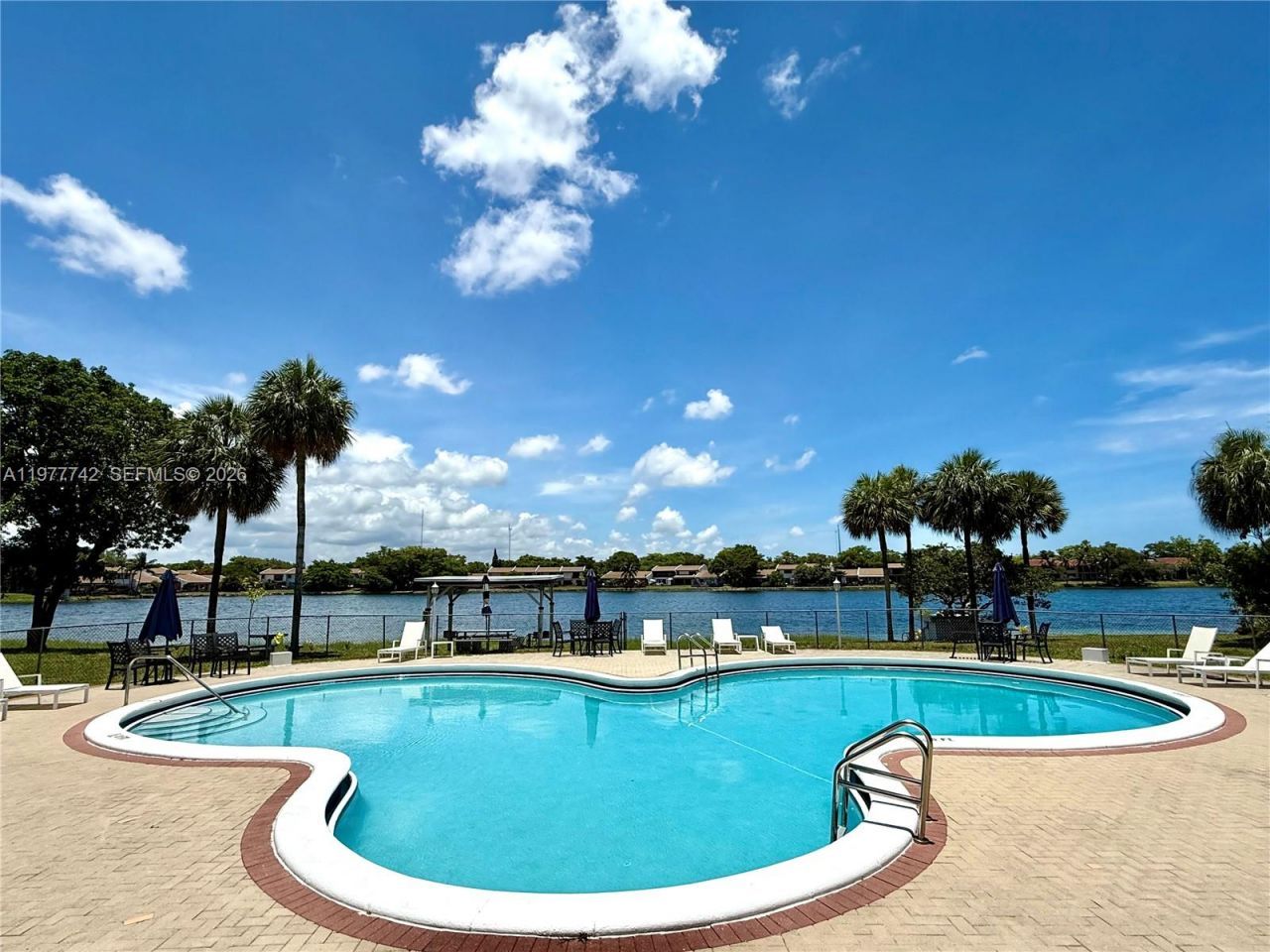 671 NE 195th St, Unit 205E, Miami, FL 33179 Photo