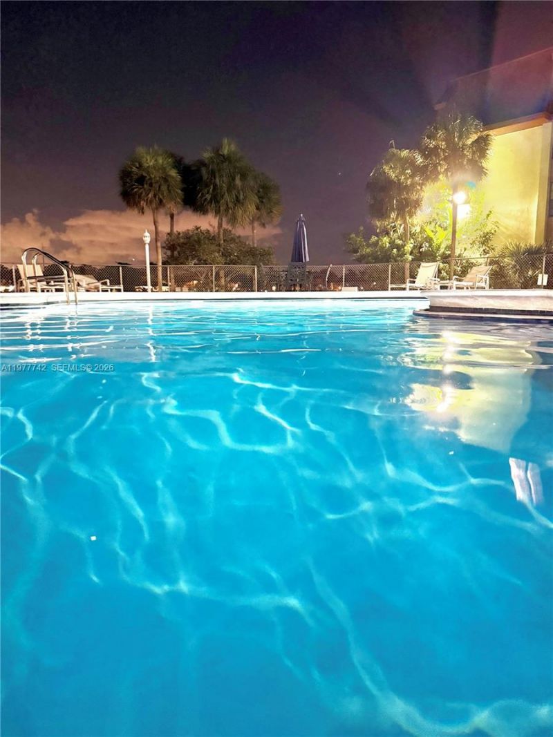 671 NE 195th St, Unit 205E, Miami, FL 33179 Photo