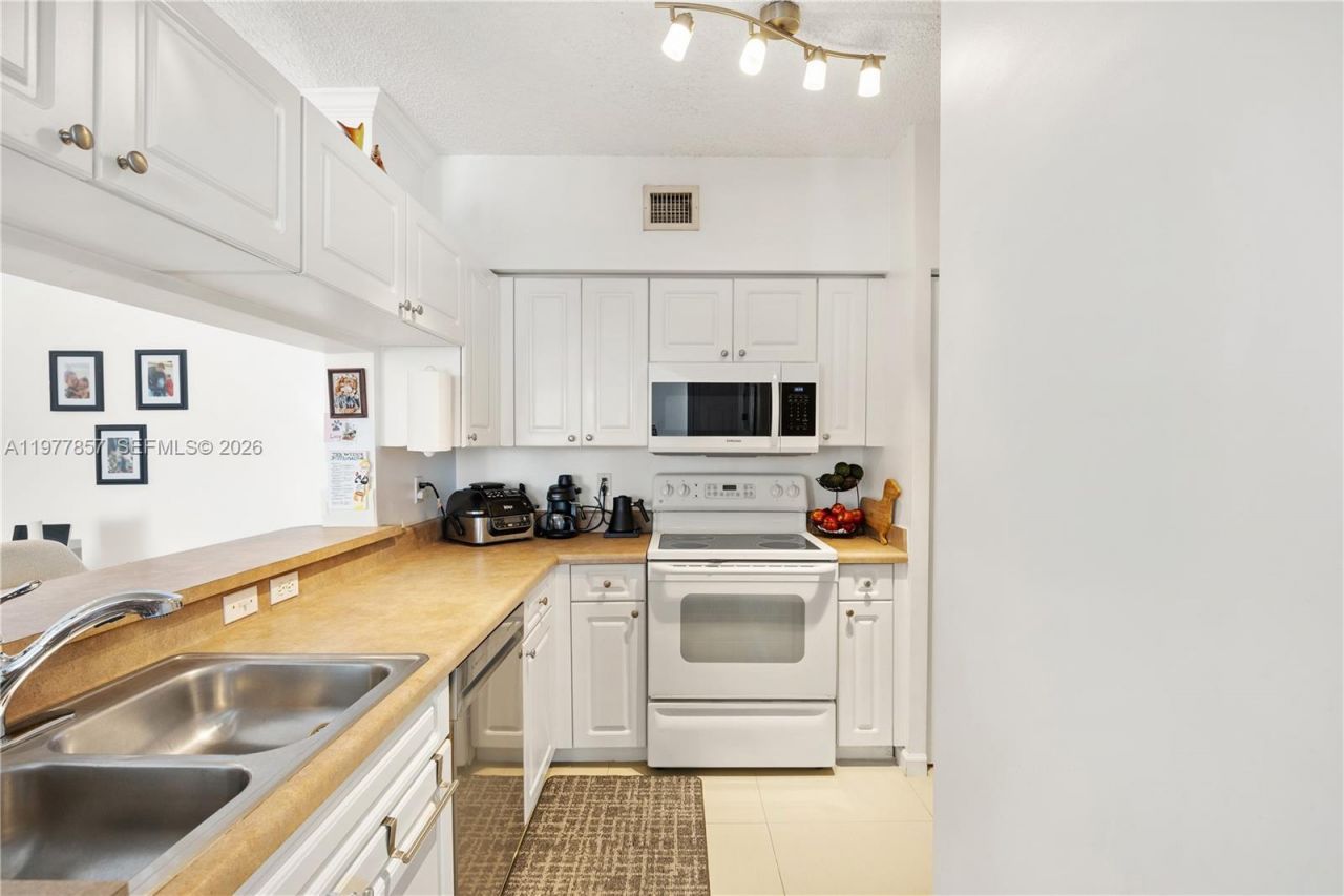 17100 N Bay Rd, Unit 1810, Sunny Isles Beach, FL 33160 Photo