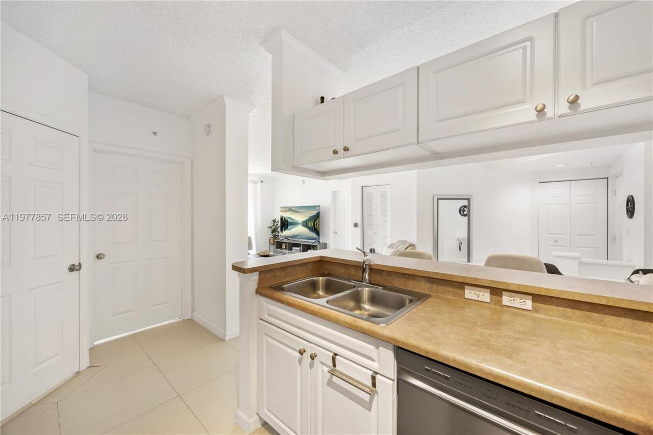 17100 N Bay Rd, Unit 1810, Sunny Isles Beach, FL 33160 Photo