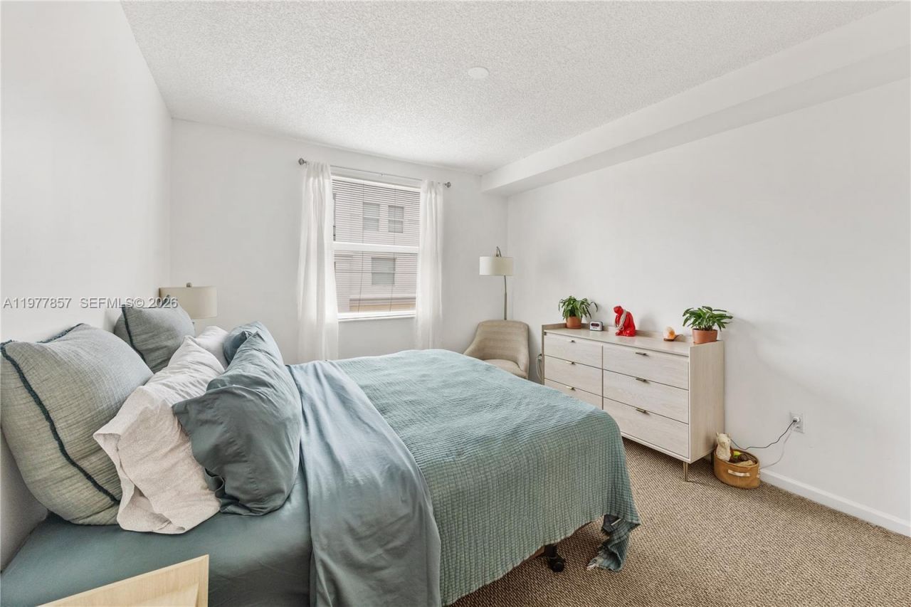 17100 N Bay Rd, Unit 1810, Sunny Isles Beach, FL 33160 Photo