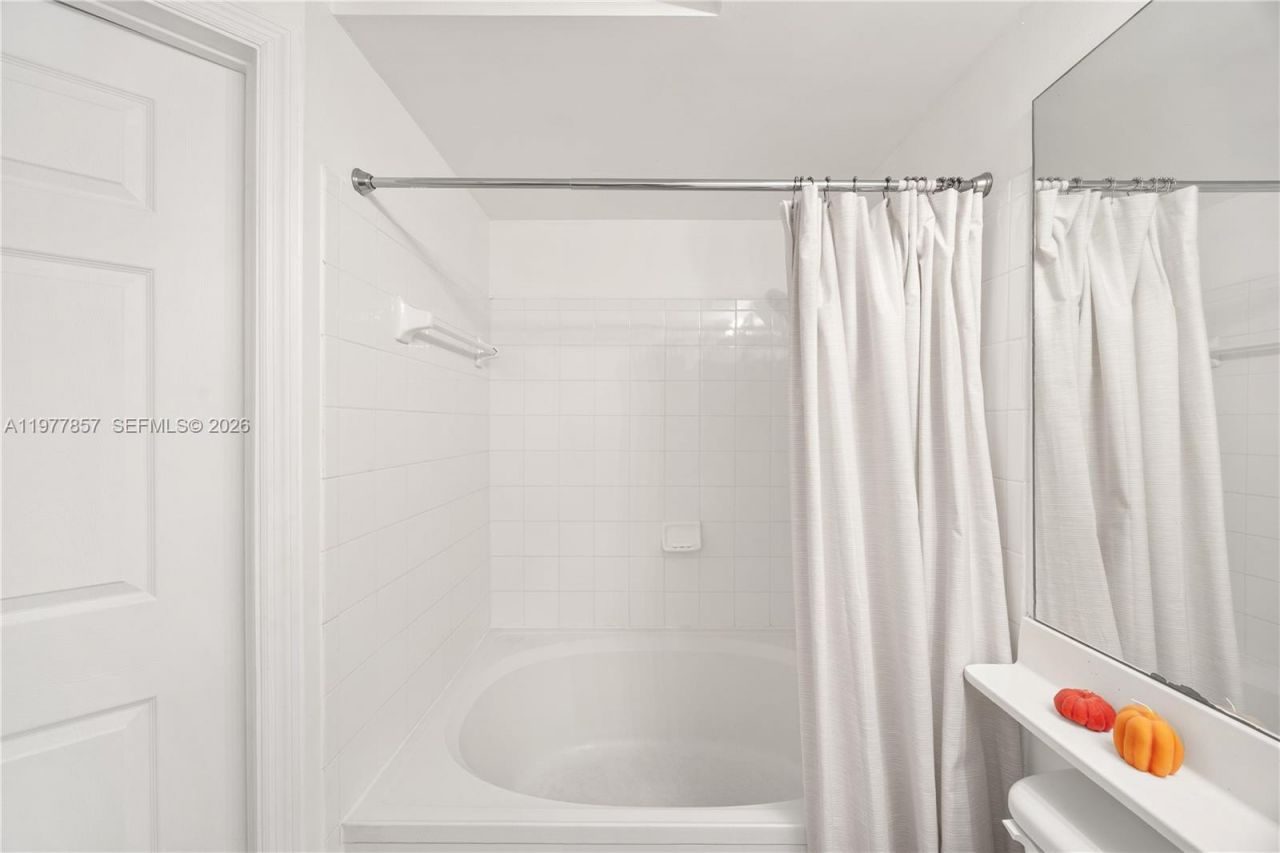 17100 N Bay Rd, Unit 1810, Sunny Isles Beach, FL 33160 Photo