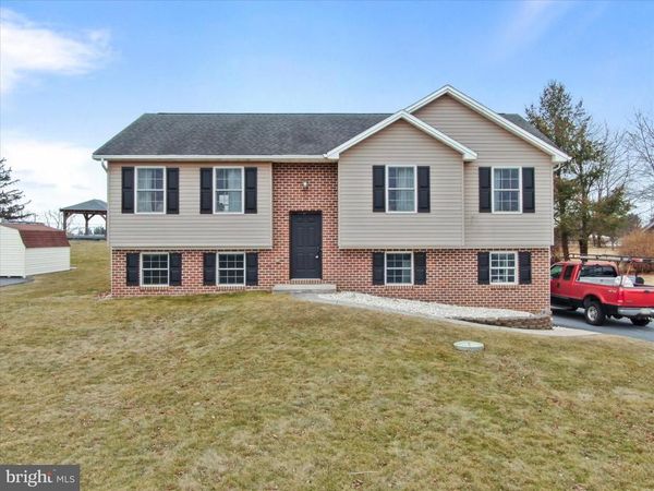 1674 HAMMOND DRIVE , CHAMBERSBURG, PA 17201
