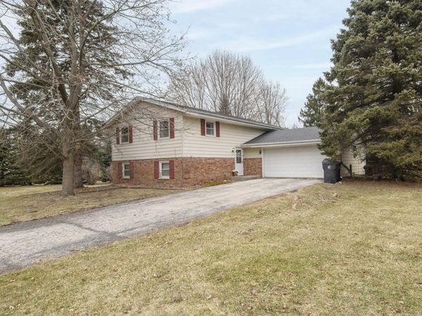 S69W22090 Sonoma Way, Vernon, WI 53103