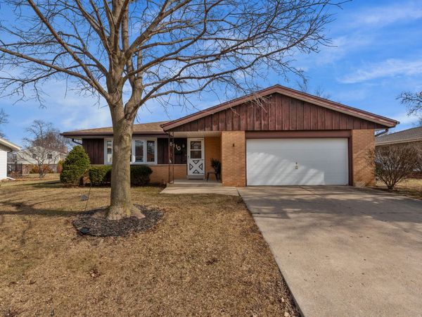 6110 Thornridge Ln, Greendale, WI 53129