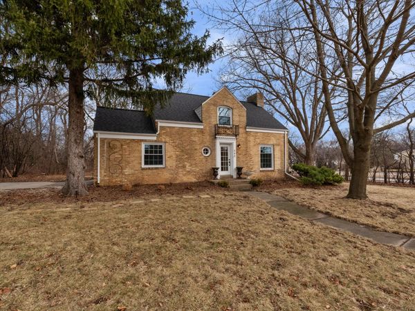 540 Crystal Ln, Elm Grove, WI 53122