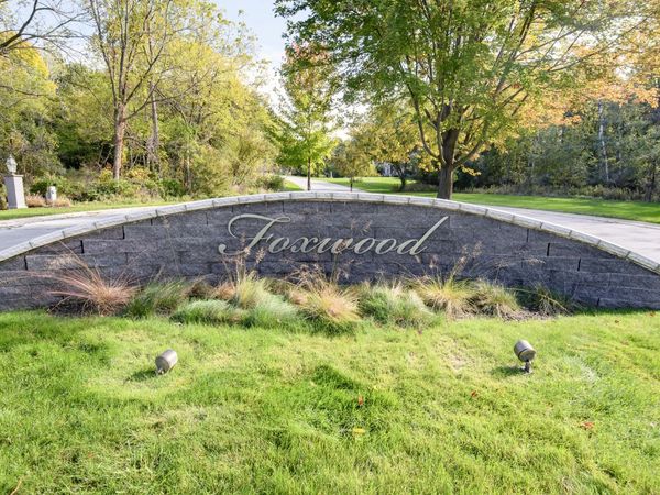 W305N2808 Foxwood Ct, Delafield, WI 53072