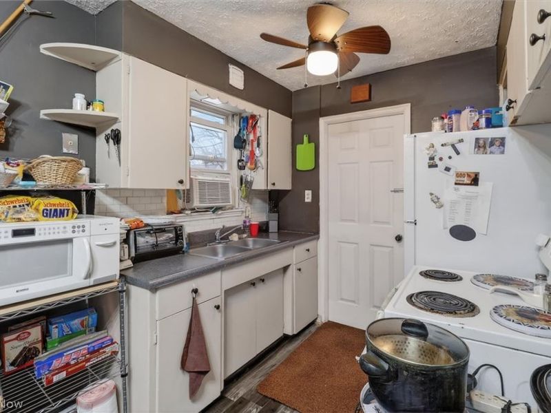 9924 Manorford Drive, Parma Heights, OH 44130 Photo 11