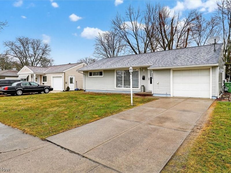 9924 Manorford Drive, Parma Heights, OH 44130 Photo 2