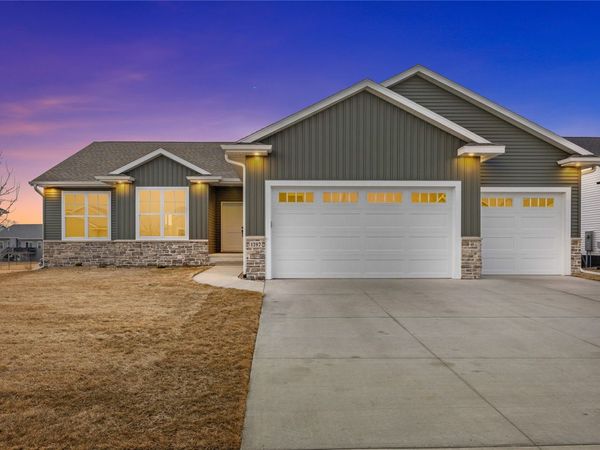 1297 Hickory Ridge Dr , Marion, IA 52302