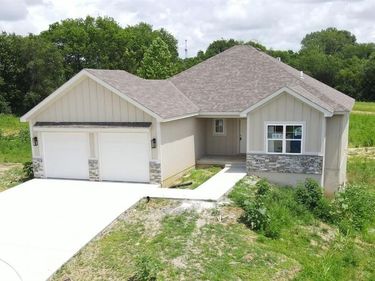 107 JOHNSON Circle, Dearborn, MO 64439