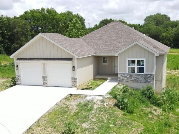 107 JOHNSON Circle, Dearborn, MO 64439