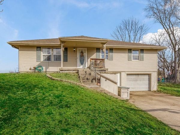 333 Gregory Drive, Gower, MO 64454