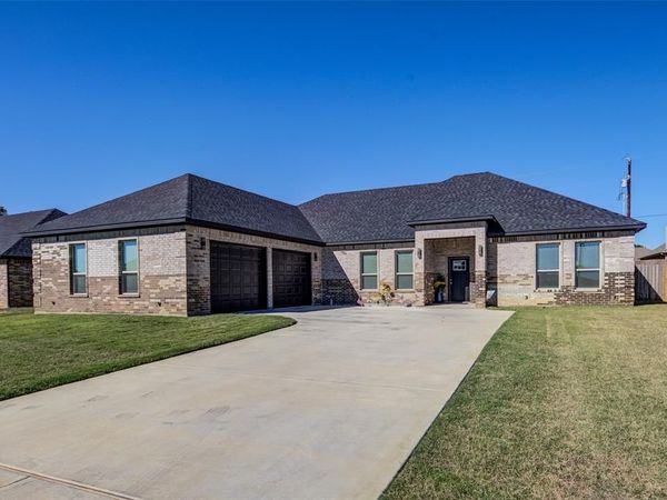 2205 Briarwood Drive, Bridgeport, TX 76426