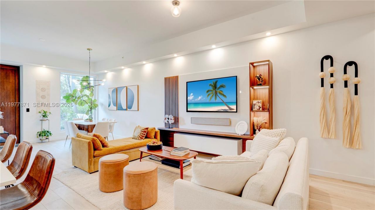 545 SW 11th St, Unit 105, Miami, FL 33129 Photo