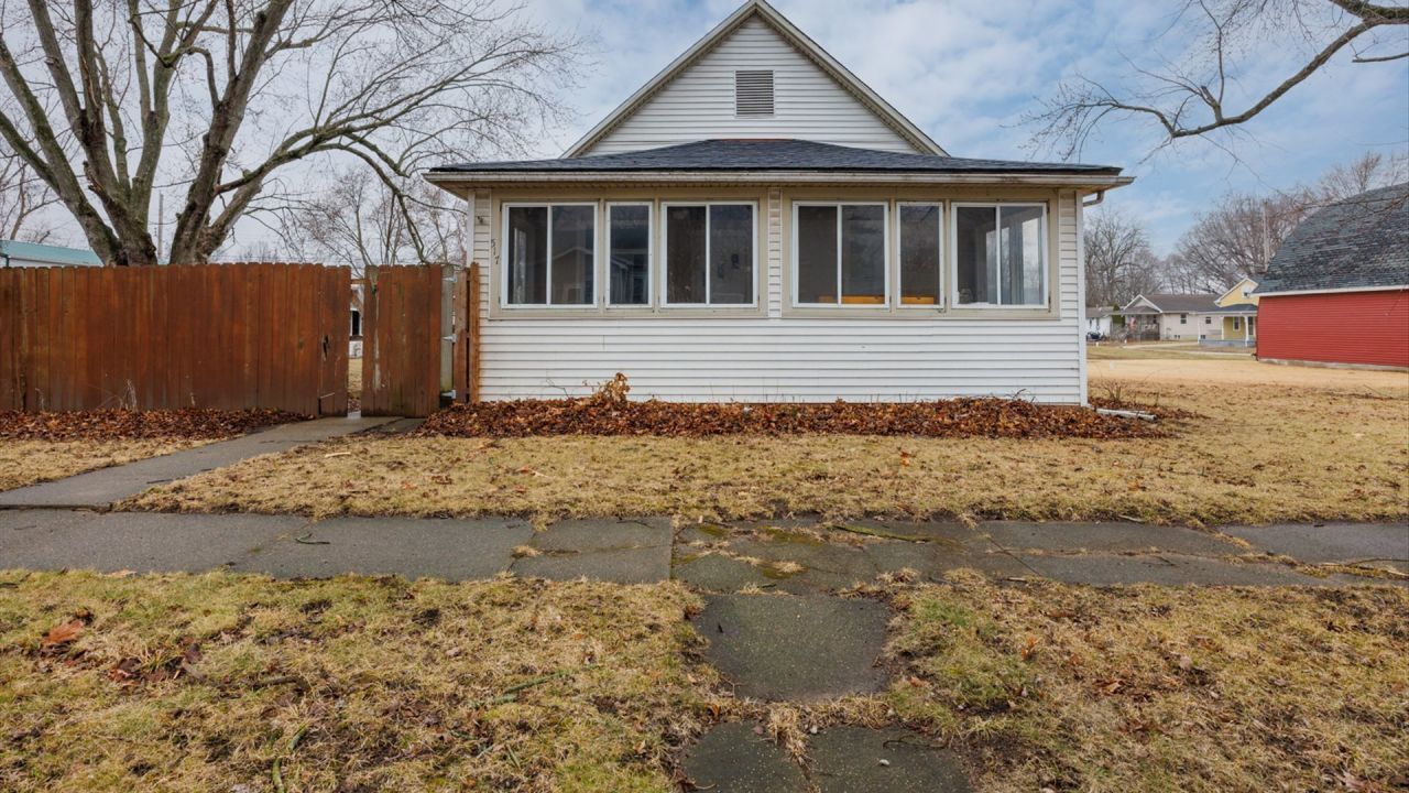 517 N Walnut Street, Clinton, IL 61727 Main Photo