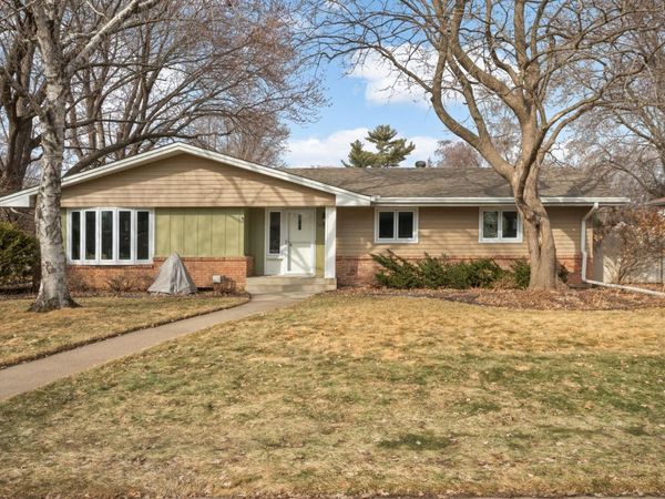 1695 Stanbridge Avenue, Roseville, MN 55113