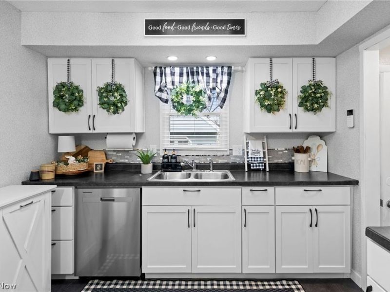 23947 Lebern Drive, North Olmsted, OH 44070 Photo 12