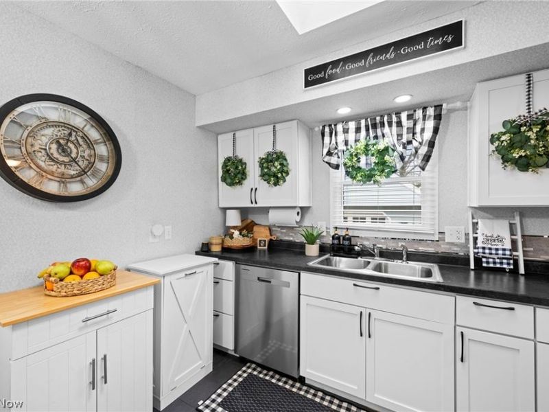 23947 Lebern Drive, North Olmsted, OH 44070 Photo 9