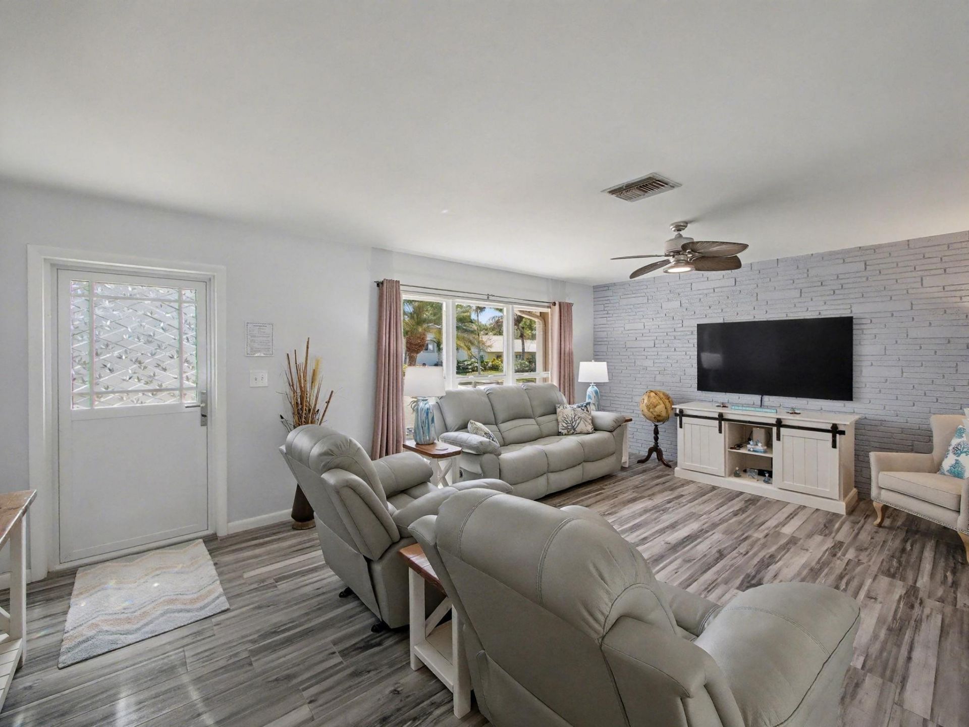 219 Blossom Ln, Palm Beach Shores, FL 33404 Photo