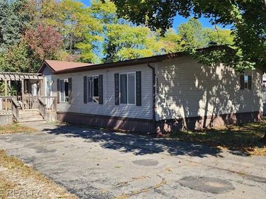 2009 Shirewood Dr, Shelby Twp, MI 48317