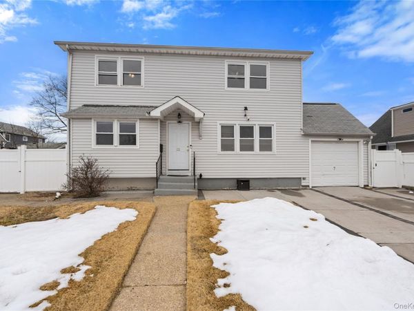 22 Woodcrest Road , Hicksville, NY 11801