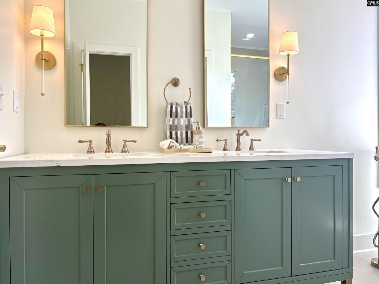 815 Rickenbaker Road Photo 20