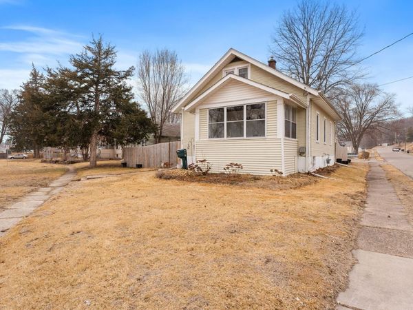 606 Indian Road , Davenport, IA 52802