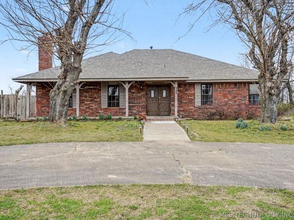 704 N Sioux Avenue , Claremore, OK 74017