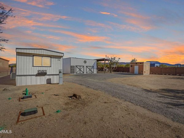 24 W CIRCLE MOUNTAIN Road, New River, AZ 85087